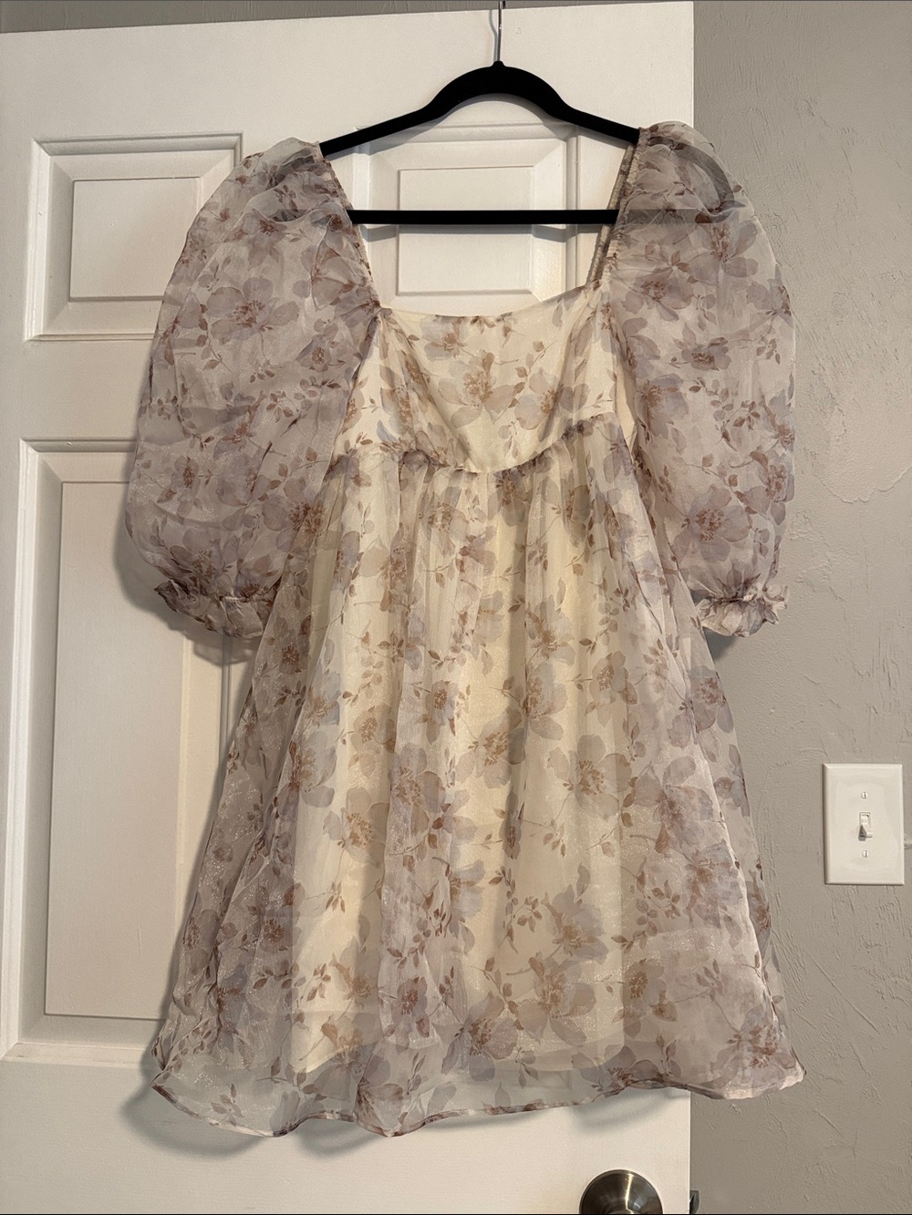 Storia Floral Puff-Sleeve Mini Dress in Cream and Taupe